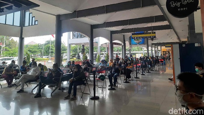 PT KAI Daop 8 terus berupaya memberikan pelayanan yang aman kepada calon penumpang di tengah pandemi COVID-19. Termasuk dalam pelayanan rapid antigen.