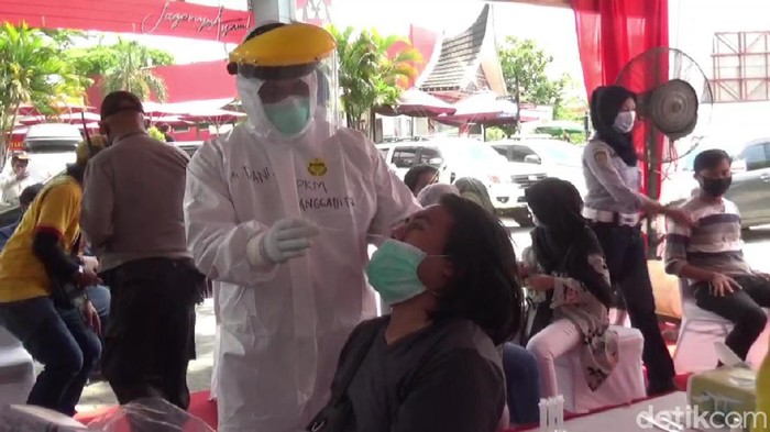 Rapid Tes Antigen di Km 57 Tol Cikampek