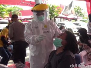 Wisatawan Antre Tes Rapid Antigen di Rest Area Km 57 Tol Cikampek