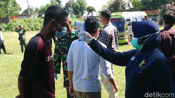 Pemkab Trenggalek mulai melakukan pemeriksaaan COVID-19 secara acak, terhadap pengguna jalan yang hendak masuk wilayahnya. Pemeriksaan ini dilakukan bersamaan dengan operasi yustisi gabungan di Jalan Raya Trenggalek-Tulungagung, Desa Baruharjo, Kecamatan Durenan.