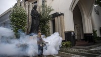 Gereja Katolik Santo Yosef di Palembang pun turut melakukan penyemprotan disinfektan di area gereja guna mengantisipasi penyebaran virus Corona saat perayaan Natal. ANTARA FOTO/Nova Wahyudi.