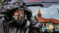 Personel unit KBR (Kimia Biologi Radioaktif) Detasemen Gegana Satbrimob Polda Jateng menyiapkan alat pelindung diri saat akan melaksanakan sterilisasi penyemprotan cairan disinfektan di Geraja Katedral SPM Ratu Rosario Suci, Semarang, Jawa Tengah, Kamis (24/12/2020). ANTARA FOTO/Aji Styawan.
