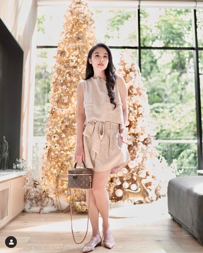 Sandra Dewi mengungkapkan di Instagramnya, kehadiran dua pohon Natal berbeda ukuran yang menghiasi rumahnya itu memiliki makna tersendiri. 2 tree melambangkan Rafa dan Mika, katanya. Foto: Dok. Instagram @sandradewi88