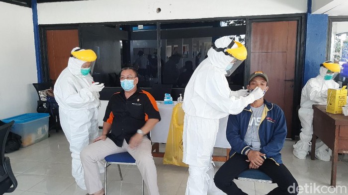 Sopir Bus Jalani Rapid Antigen di Bogor
