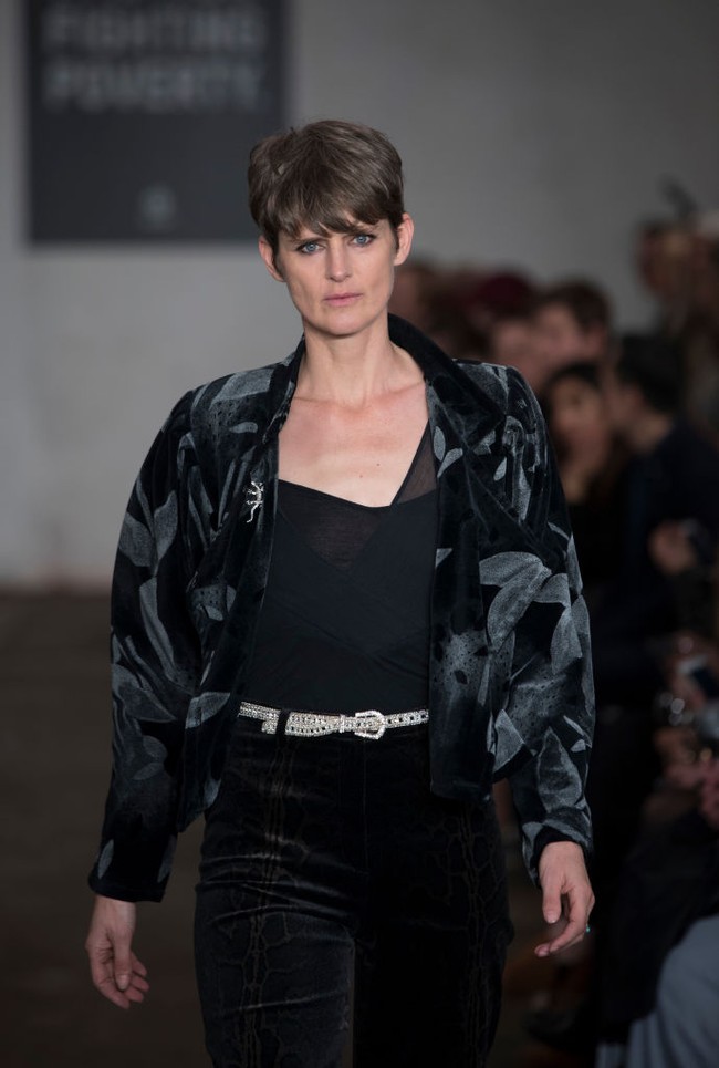 Stella Tennant berhasil merebut hati mendiang Karl Lagerfeld. Desainer Chanel itu melihat Stella memiliki potensi besar di industri fashion. Ia pun menjadikan Stella sebagai muse Chanel dengan kontrak eksklusif. (Foto: Getty Images/Pascal Le Segretain)