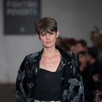 Stella Tennant berhasil merebut hati mendiang Karl Lagerfeld. Desainer Chanel itu melihat Stella memiliki potensi besar di industri fashion. Ia pun menjadikan Stella sebagai muse Chanel dengan kontrak eksklusif. (Foto: Getty Images/Pascal Le Segretain)