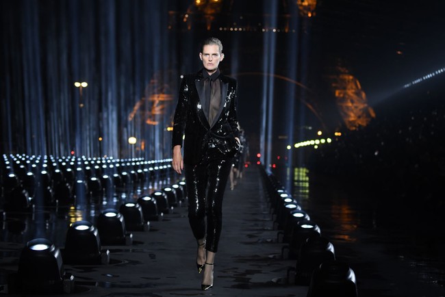 Di usianya yang tak muda, ibu empat anak ini masih mendapat kepercayaan untuk berjalan di catwalk. Ia sempat berlenggang di fashion show Spring/Summer 2020 Yves Saint Laurent pada September 2019. (Foto: Getty Images/Pascal Le Segretain)