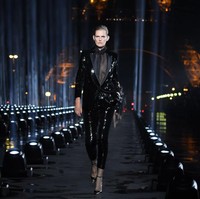 Di usianya yang tak muda, ibu empat anak ini masih mendapat kepercayaan untuk berjalan di catwalk. Ia sempat berlenggang di fashion show Spring/Summer 2020 Yves Saint Laurent pada September 2019. (Foto: Getty Images/Pascal Le Segretain)