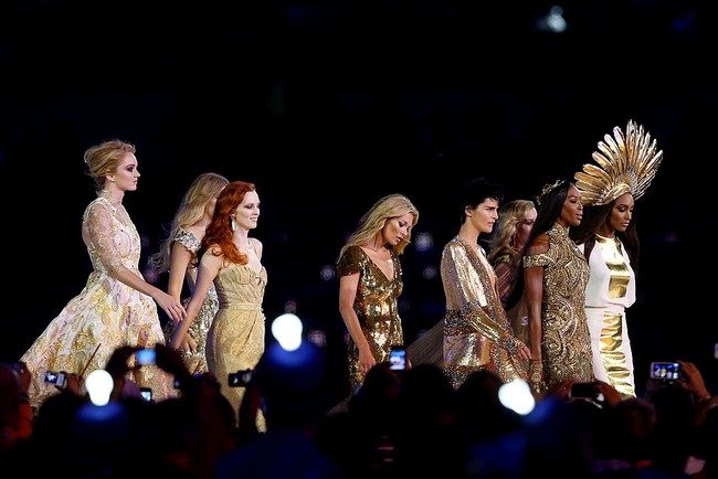 Begitu ikonisnya, Stella Tennant menjadi satu dari beberapa model ternama asal Inggris yang muncul di acara pembukaan Olimpiade 2012 di London. Ia berjalan bersama Naomi Campbell dan Kate Moss. (Foto: Getty Images/Pascal Le Segretain)