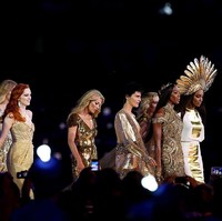 Begitu ikonisnya, Stella Tennant menjadi satu dari beberapa model ternama asal Inggris yang muncul di acara pembukaan Olimpiade 2012 di London. Ia berjalan bersama Naomi Campbell dan Kate Moss. (Foto: Getty Images/Pascal Le Segretain)