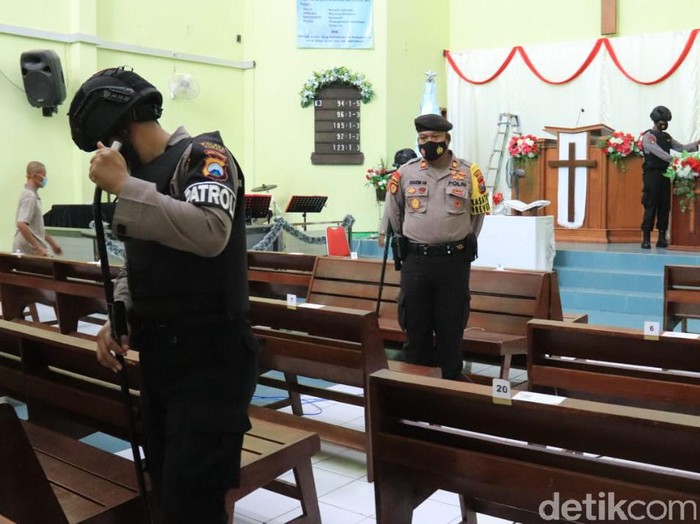 Tiga gereja di Tuban sempat disterilkan oleh pihak kepolisian. Itu untuk memastikan keamanan dan protokol kesehatan dalam menggelar misa Natal.