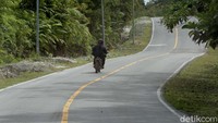 Orang mengenal dan biasa memanggilnya si Lay. Pemuda asal karo ini merupakan salah satu mantri BRI yang bekerja di Badau, perbatasan Indonesia-Malaysia.