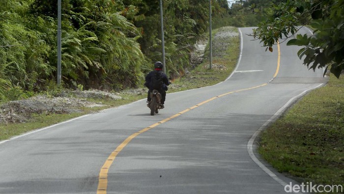 Tembus Ratusan Kilo, Mantri BRI Ini Jelajahi Pelosok Negeri Ruslian Parnandes alias Lay memperbaiki motor trail yang menjadi kendaraan dinasnya sebagai Mantri BRI di Badau, perbatasan Indonesia-Malaysia. Wilayah kerja yang ia jangkau dalam kesehariannya itu bisa tembus mencapai ratusan kilometer hingga pelosok negeri.