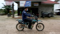 Setiap harinya ia habiskan menjelajah ratusan kilometer untuk menjangkau wilayah kerjanya dengan motor trail.