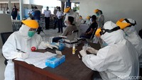 Pantauan di lokasi, petugas Dinkes Kota Bogor yang menggunakan pakaian hazmat melakukan tes antigen kepada sopir yang sudah terdata. Beberapa sopir dan kondektur bus yang ditemui di lokasi mengaku sudah beberapa kali mengikuti tes rapid dan swab. Namun baru kali ini mengikuti rapid test antigen.