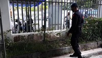 Petugas mengecek seluruh area gereja.