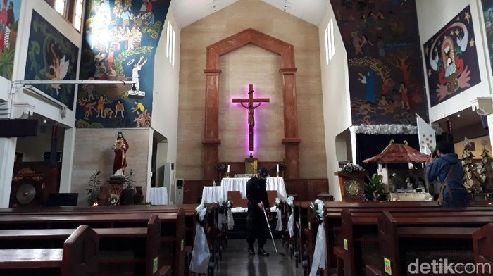 Tim Gegana Sterilisasi Gereja Santo Antonius Kotabaru Tim Jibom Gegana Satbrimob Polda DIY melaksanakan sterilisasi di Gereja Santo Antonius Kotabaru, Kota Yogyakarta. Hasilnya tidak ada barang mencurigakan.