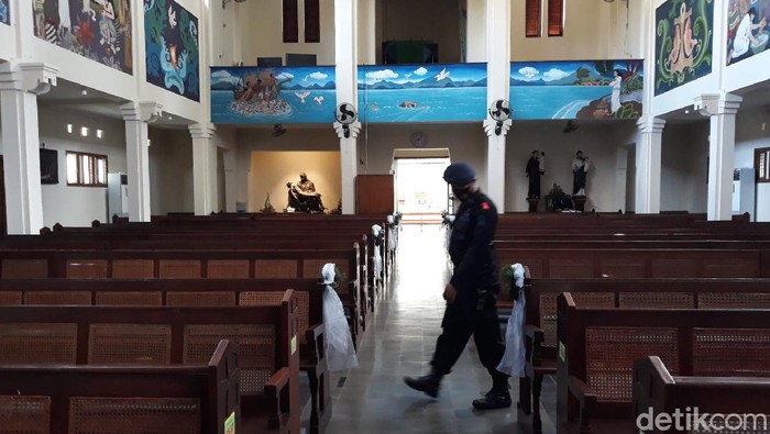 Tim Jibom Gegana Satbrimob Polda DIY melaksanakan sterilisasi di Gereja Santo Antonius Kota Baru, Kota Yogyakarta, Kamis (24/12/2020).