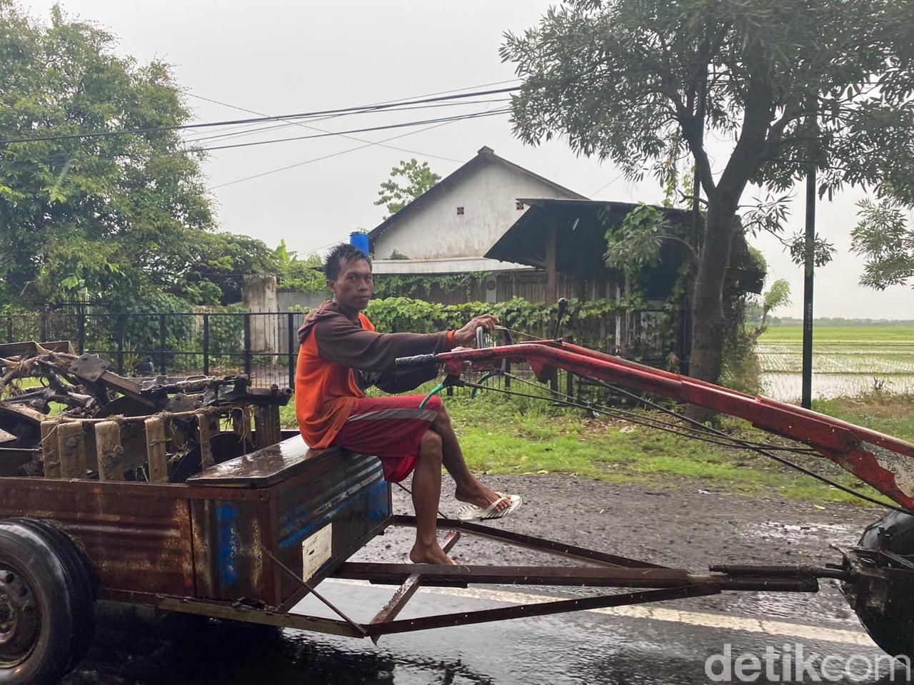 Traktor di Jalan Boyolali-Banyuwangi