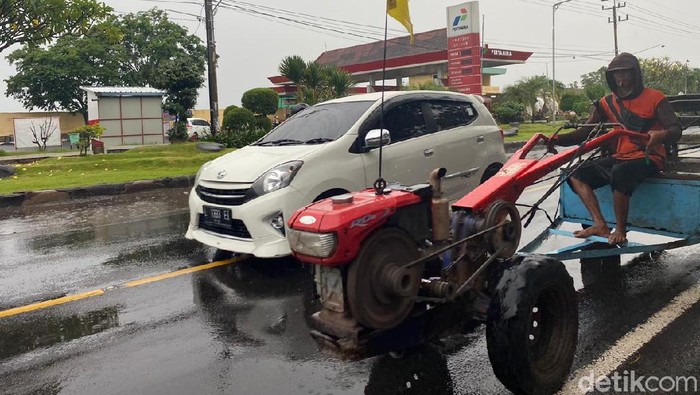 Traktor di Jalan Boyolali-Banyuwangi