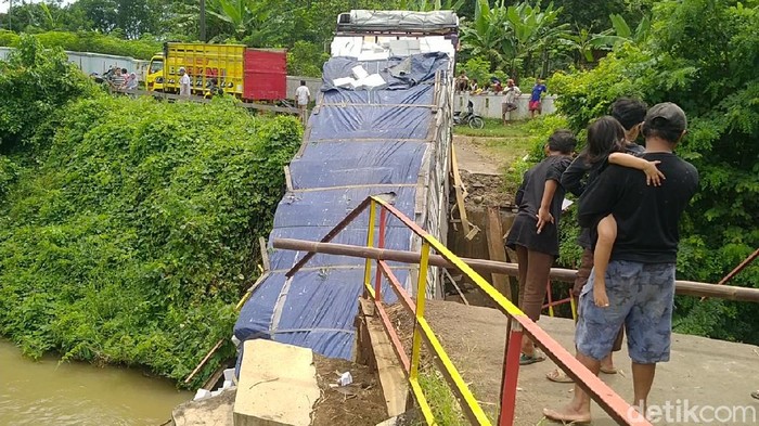 Truk tronton nyasar gegara ikuti google maps dan terperosok di jembatan yang patah setelah dilintasinya di Batang, Kamis  (24/12/2020).