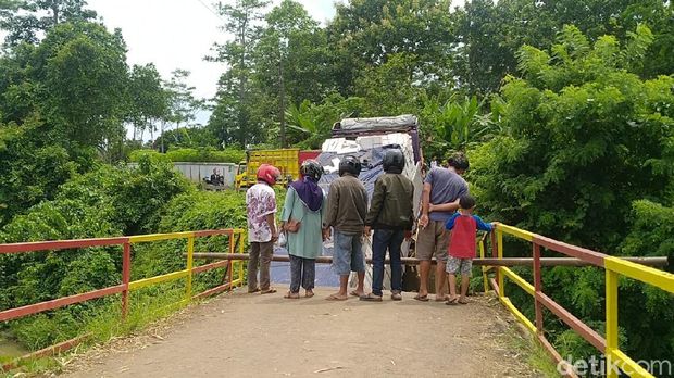 Truk tronton nyasar gegara ikuti google maps dan terperosok di jembatan yang patah setelah dilintasinya di Batang, Kamis  (24/12/2020).