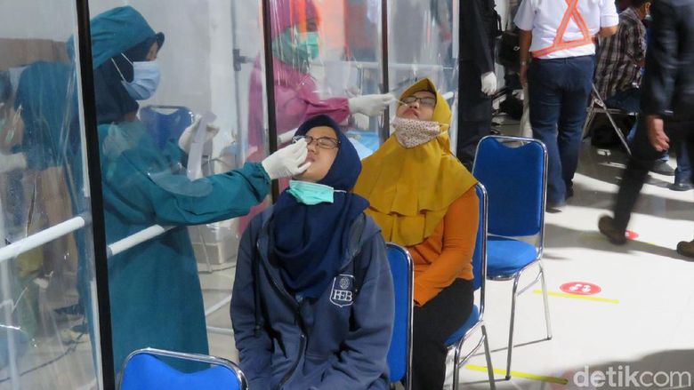 Wali Kota Yogyakarta Tinjau Penerapan Rapid Test Antigen di Stasiun Wali Kota Yogyakarta Haryadi Suyuti melakukan inspeksi ke Stasiun Tugu. Di sana ia meninjau penerapan rapid test antigen bagi para pemudik di stasiun itu.