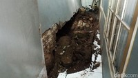 Begini kondisi dinding rumah yang ambrol diterjang banjir.