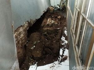 2 Tanggul-1 Rumah Ambrol Diterjang Banjir di Cipaganti Bandung