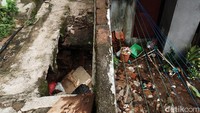 Sedikitnya ada tiga Rukun Warga (RW) yang terendam banjir tadi malam. Saat ini sisa-sisa banjir masih terlihat di permukiman warga tersebut. 