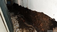Dinding rumah warga ambrol diterjang banjir.