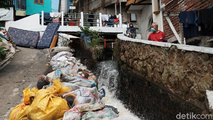 2 Tanggul-1 Rumah Roboh Diterjang Banjir di Cipaganti Bandung Hujan lebat yang mengguyur Kota Bandung tadi malam, Kamis (24/12) sempat merendam beberapa daerah salah satunya Kelurahan Cipaganti, Kecamatan Coblong, Kota Bandung. Sedikitnya ada tiga Rukun Warga (RW) yang terendam banjir setinggi kurang lebih satu meter.