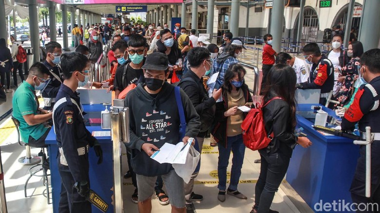 Menurut data PT KAI hingga Jumat (25/12), jumlah penumpang yang menggunakan jasa kereta api dari Daop I mencapai 75.000 orang.