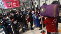 Para penumpang bersiap menuju peron kereta di Stasiun Pasar Senen, Jakarta, Jumat (25/12/2020).