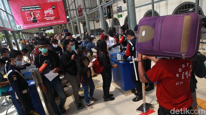 75.000 Penumpang ke Luar Jakarta dengan Kereta Menurut data PT KAI hingga Jumat (25/12), jumlah penumpang yang menggunakan jasa kereta api dari Daop I mencapai 75.000 orang.