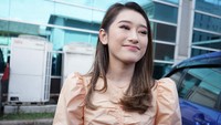 Senyum manis Amanda Caesa. Foto: Palevi