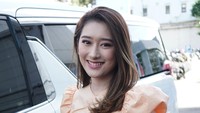 Kini, Amanda Caesa genap berusia 18 tahun. Foto: Palevi