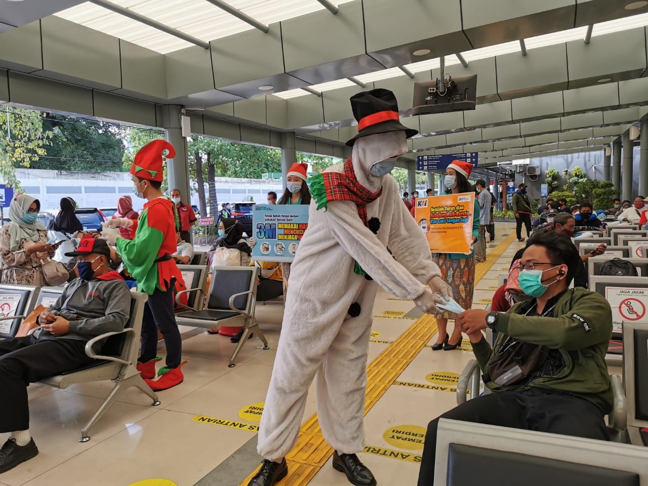 Manusia salju berdatangan ke Stasiun Pasar Senen Jakarta. Tujuannya untuk memeriahkan Natal dan sosialisasi protokol kesehatan.