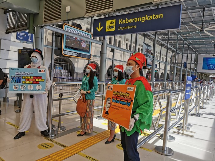 Manusia salju berdatangan ke Stasiun Pasar Senen Jakarta. Tujuannya untuk memeriahkan Natal dan sosialisasi protokol kesehatan.