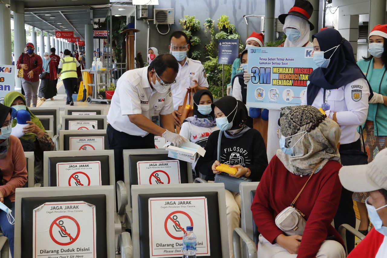 Manusia salju berdatangan ke Stasiun Pasar Senen Jakarta. Tujuannya untuk memeriahkan Natal dan sosialisasi protokol kesehatan.