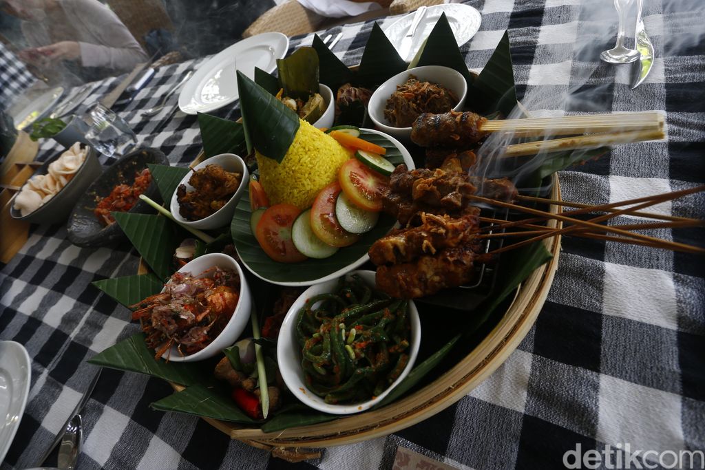 Asyiknya Megibung, Makan Bersama Khas Bali di Tepi Pantai Nusa Dua