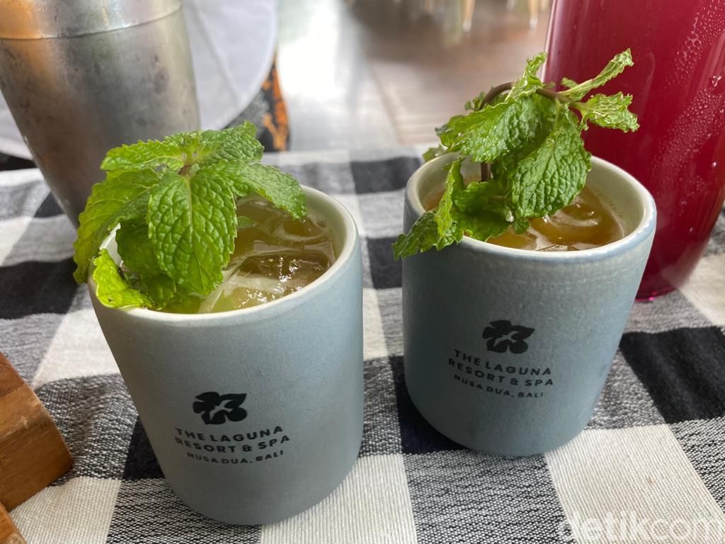 Asyiknya Megibung, Makan Bersama Khas Bali di Tepi Pantai Nusa Dua