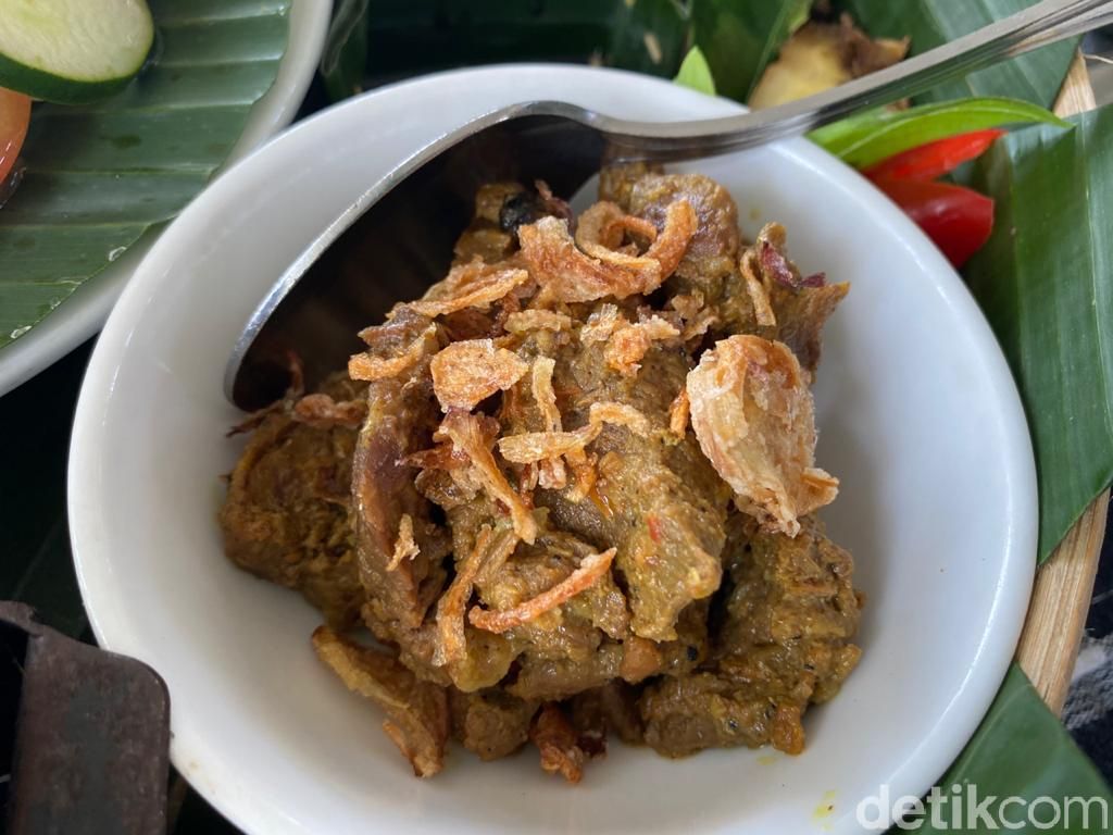 Asyiknya Megibung, Makan Bersama Khas Bali di Tepi Pantai Nusa Dua