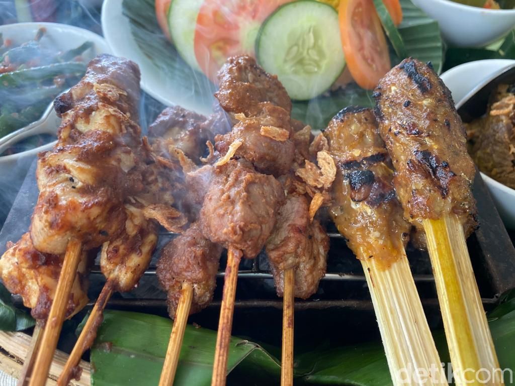 Asyiknya Megibung, Makan Bersama Khas Bali di Tepi Pantai Nusa Dua