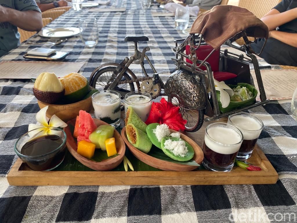 Asyiknya Megibung, Makan Bersama Khas Bali di Tepi Pantai Nusa Dua
