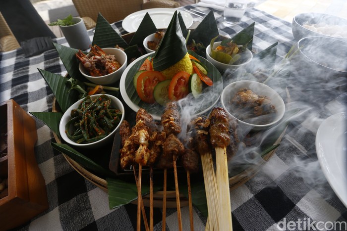 Asyiknya Megibung, Makan Bersama Khas Bali di Tepi Pantai Nusa Dua