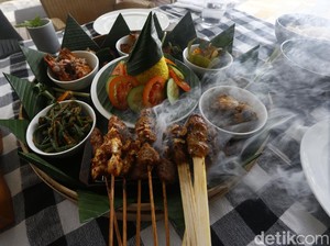 Asyiknya Megibung, Makan Bersama Khas Bali di Tepi Pantai Nusa Dua