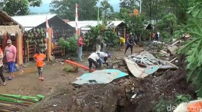 Banjir bandang di Ujungberung Bandung rusak sejumlah kios warga