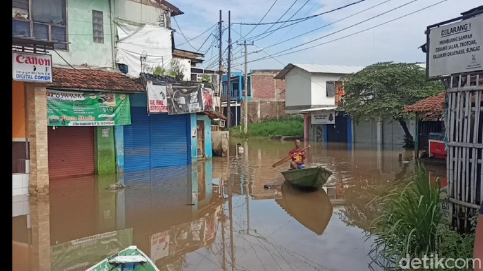 Banjir menggenangi pemukiman warga di Baleendah Bandung