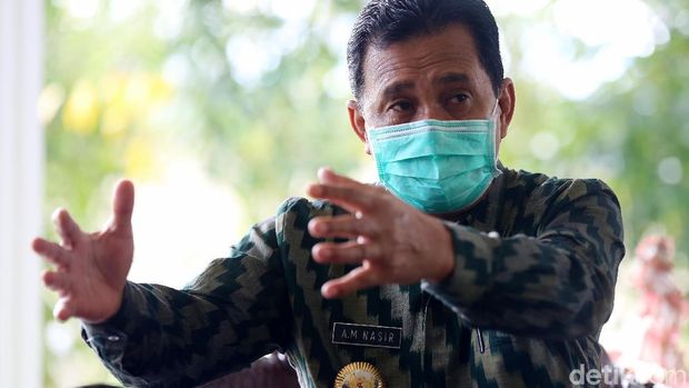 Bupati Kapuas Hulu AM Nasir saat diwawancarai bersama detikcom dalam program Tapal Batas bersama BRI di pendopo atau kediaman dinasnya, Putussibau, Kapuas Hulu, Kalimantan Barat.